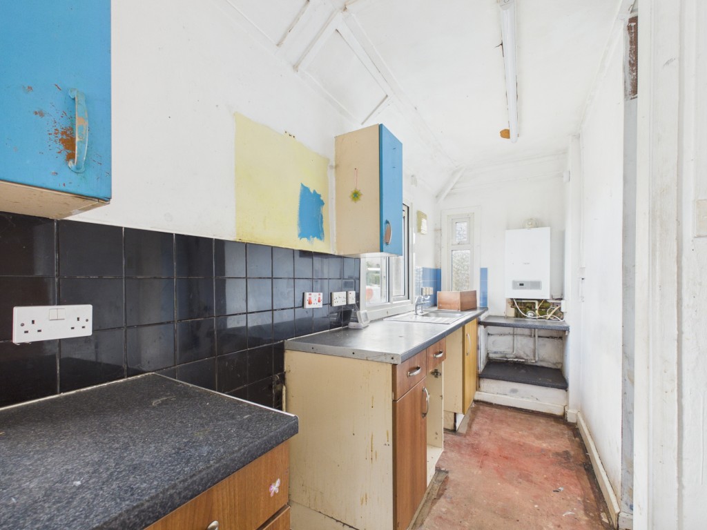 Lot: 167 - LEASEHOLD FIRST FLOOR TWO-BEDROOM FLAT WITH GARDEN - Kitchen galley area